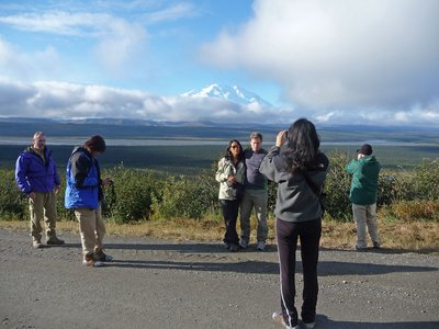 Alaska Touristen vor Mount Denali