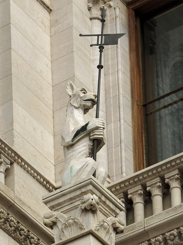 Budapest: Figur an der Fassade des Parlamentsgebäudes