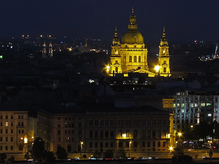 Budapest: Sankt-Stephan-Basilika bei Nacht, gesehen vom Burgberg