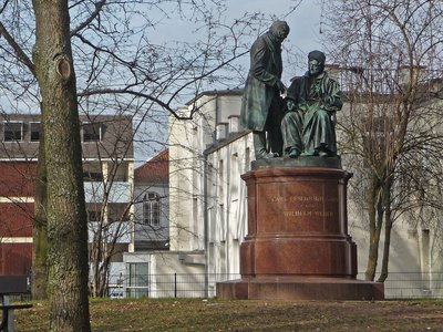 Göttingen Denkmal Gauß Weber von weiter weg