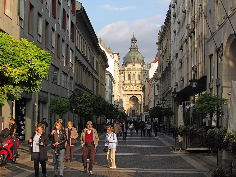 Budapest: Blick durch die Zrínyi-Gasse auf die Sankt-Stephan-Basilika