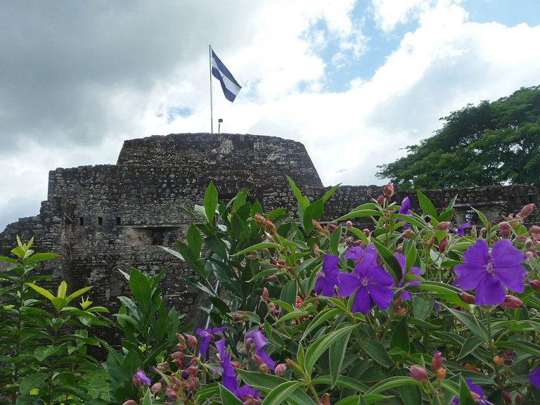 Nicaragua El Castillo mit Blumen im Vordergrund