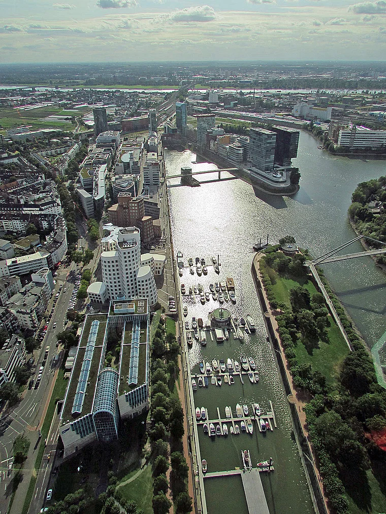 Düsseldorf Rheinturm Blick auf Medienhafen