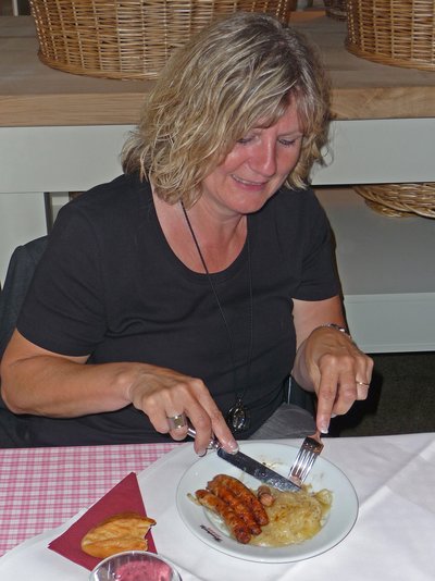 Regensburg Wurstkuchl Gast isst Bratwurst