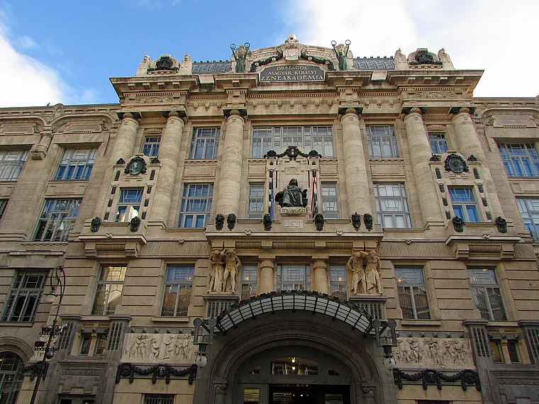 Budapest: Prächtiges Gebäude am Franz-Liszt-Platz