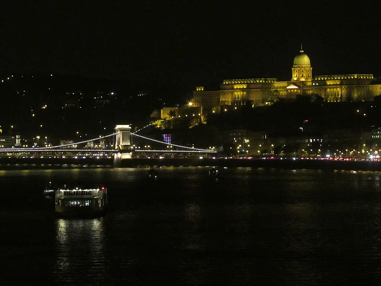 Budapest Margarethenbrücke Blick auf Königspalast Nacht