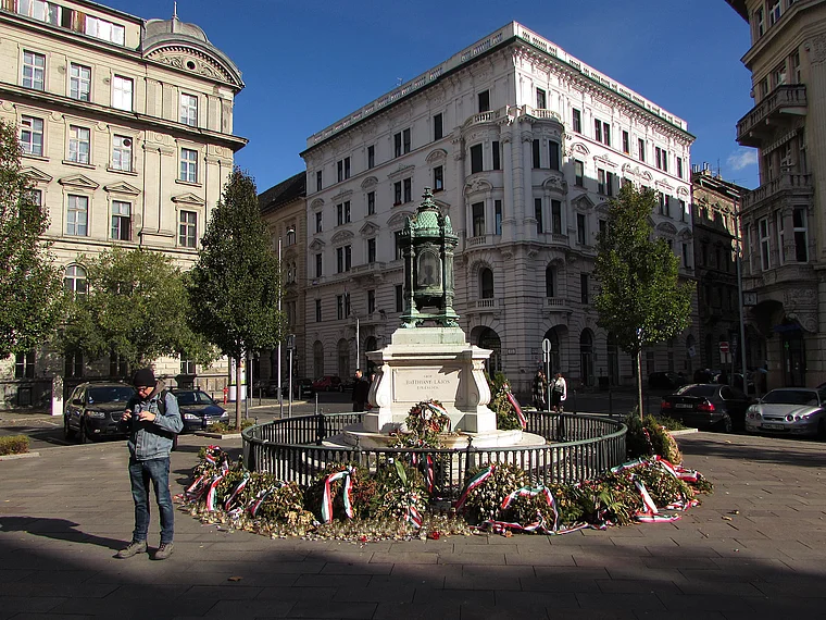 Budapest: Freiheitsplatz mit dem Ewigen Licht für den Revolutionär Graf Lajos Batthyany, der hier 1849 hingerichtet wurde