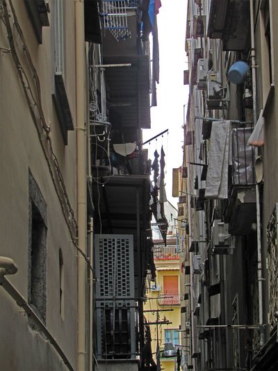 Neapel schmale Gasse Wäscheleinen
