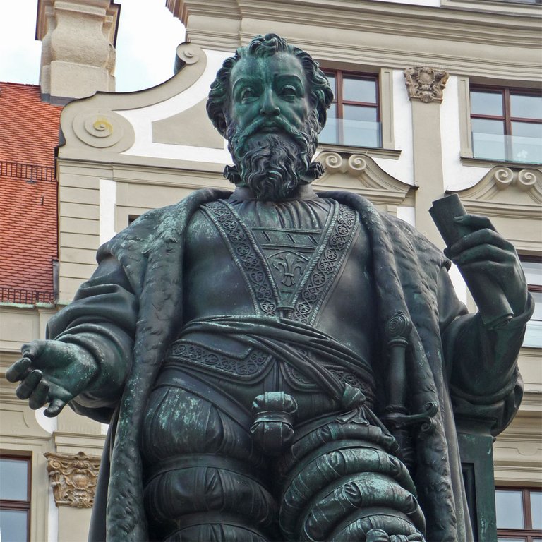 Augsburg Fuggerplatz Denkmal nah