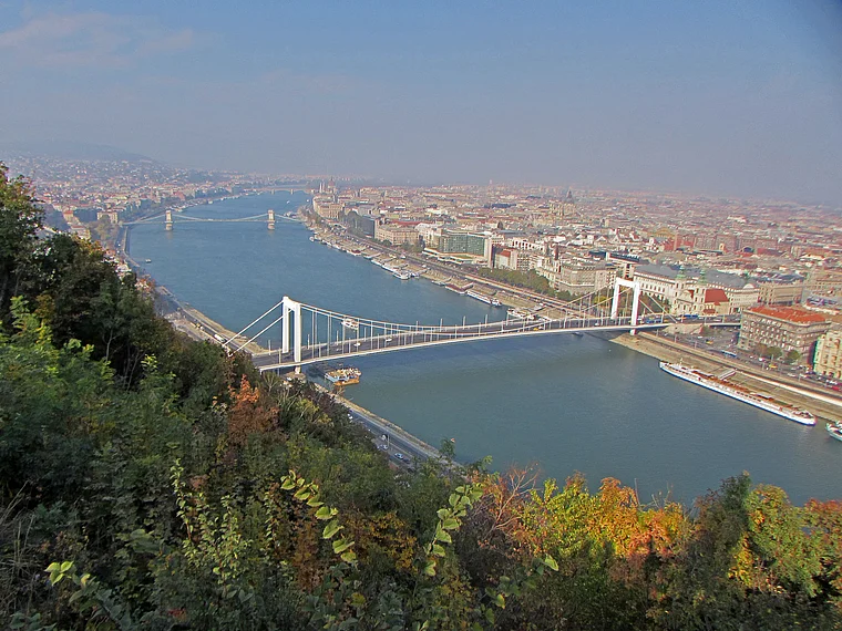 Budapest: Blick vom Gellértberg auf Elisabethbrücke und Donau