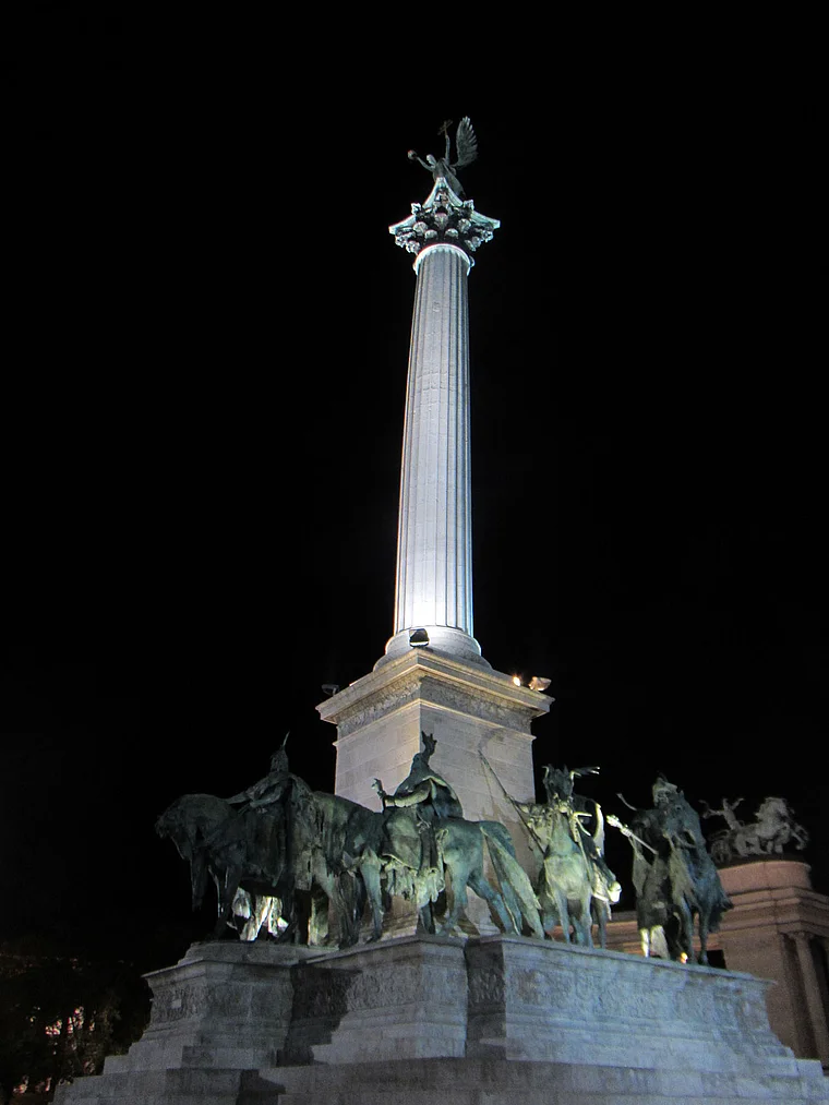 Budapest Heldenplatz Erzengel Gabriel Nacht