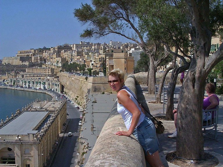Malta Valletta Lower Barraka Gardens Touristin an Brüstung
