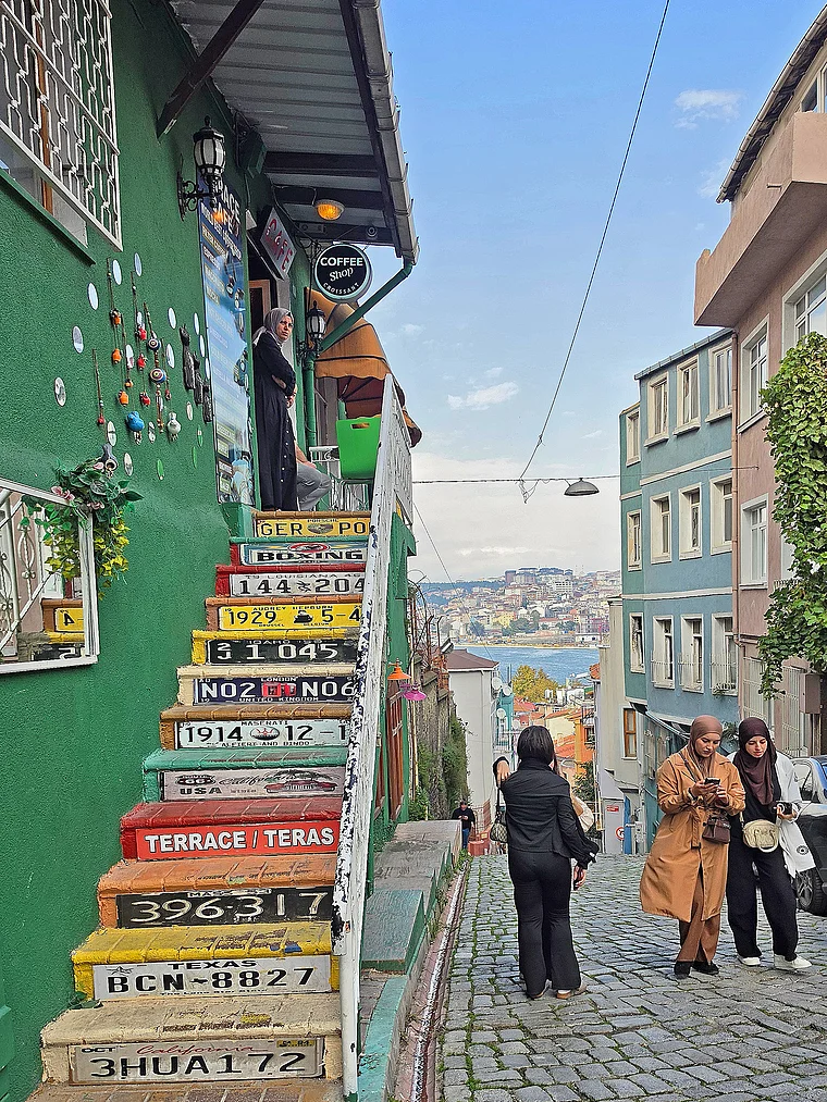 Istanbul Balat Treppe mit Autokennzeichen