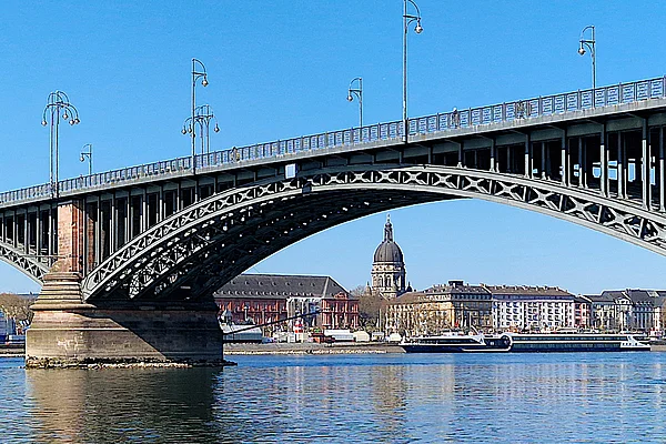 Mainz Rhein Theodor-Heuss-Brücke Christuskirche