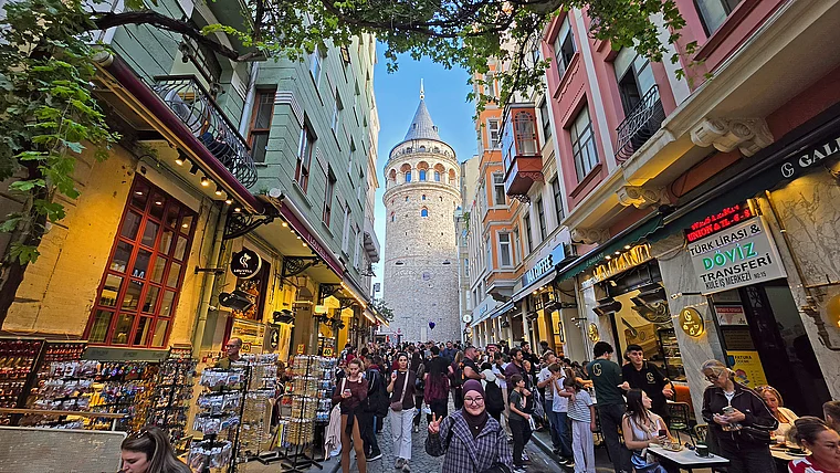 Istanbul Büyük Hendek Galataturm