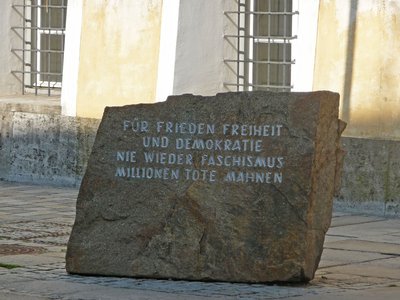 Braunau Geburtshaus Adolf Hitler Gedenkstein