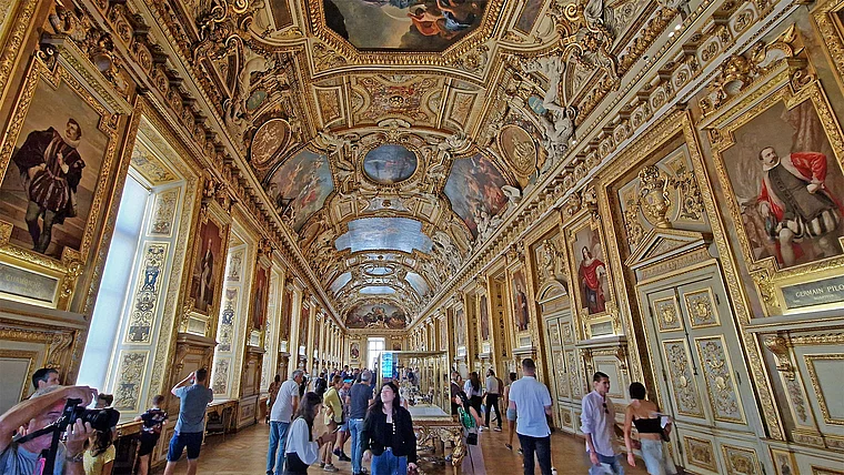 Paris Louvre Innenaufnahme
