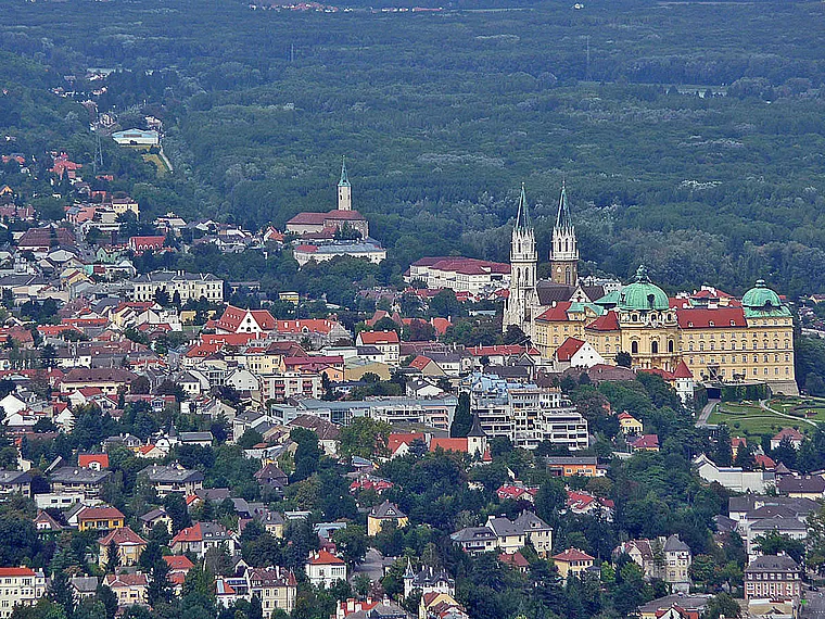 Klosterneuburg von fern