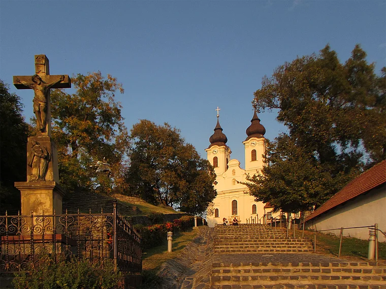 Plattensee Tihany Abteikirche von fern
