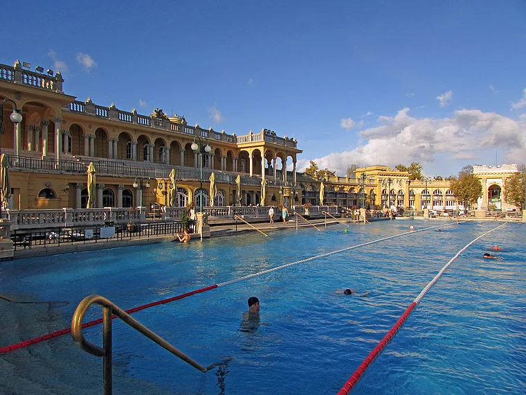 Budapest Thermalbad Schwimmbecken
