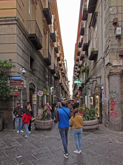 Neapel Altstadt Blick in schmale Gasse