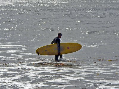 Australien Bells Beach Surfer mit Brett unterm Arm