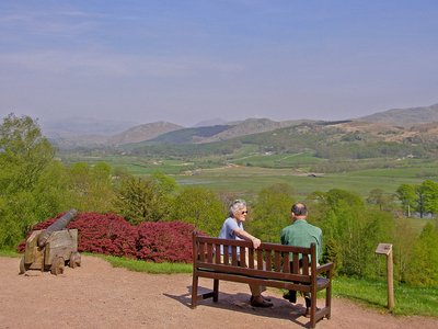 Lake District Muncaster Castle Park mit Touristen auf Bank