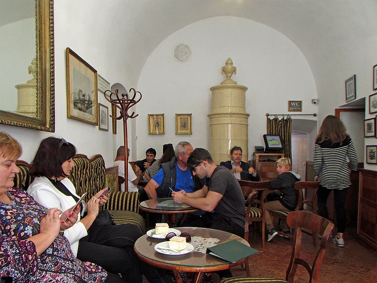Budapest: Kult-Café "Ruszwurm" in der Dreifaltigkeitsgasse auf dem Burgberg