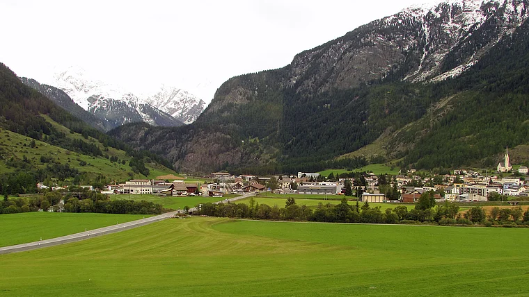 Engadin Zernez von fern