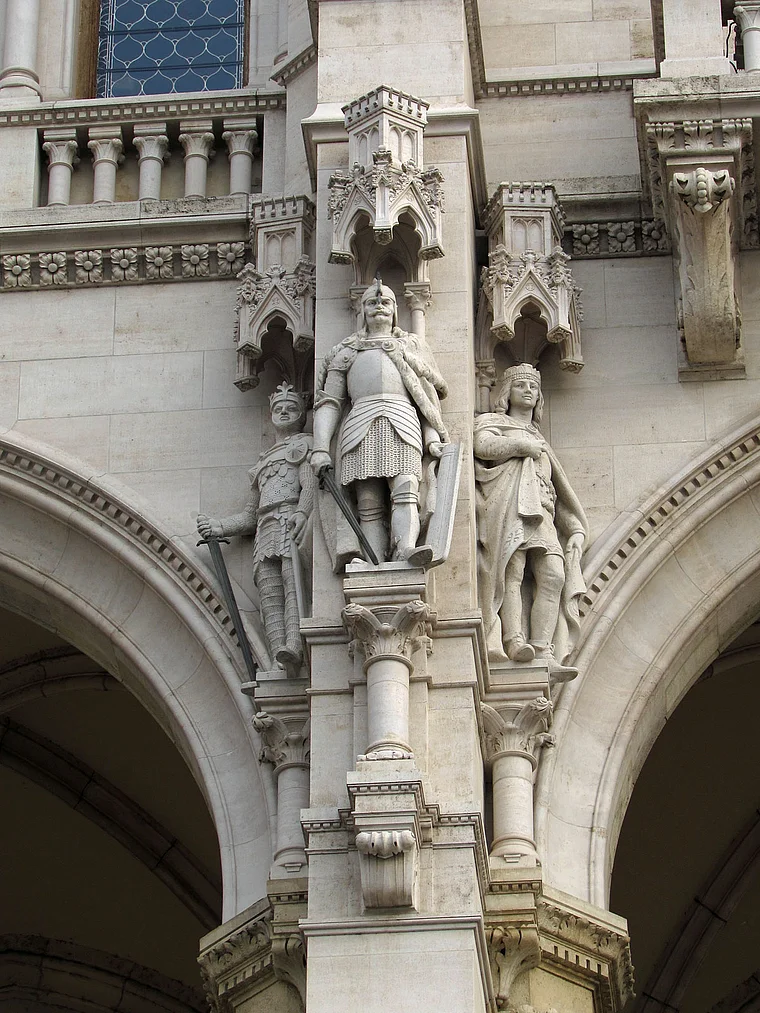 Budapest: Figuren an der Fassade des Parlamentsgebäudes