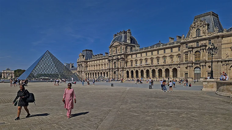 Paris Louvre Pyramide
