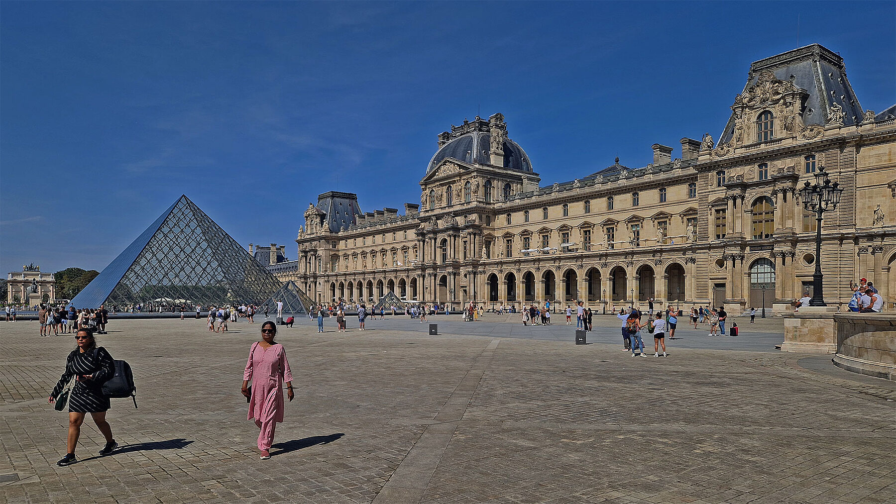 Paris Louvre Pyramide