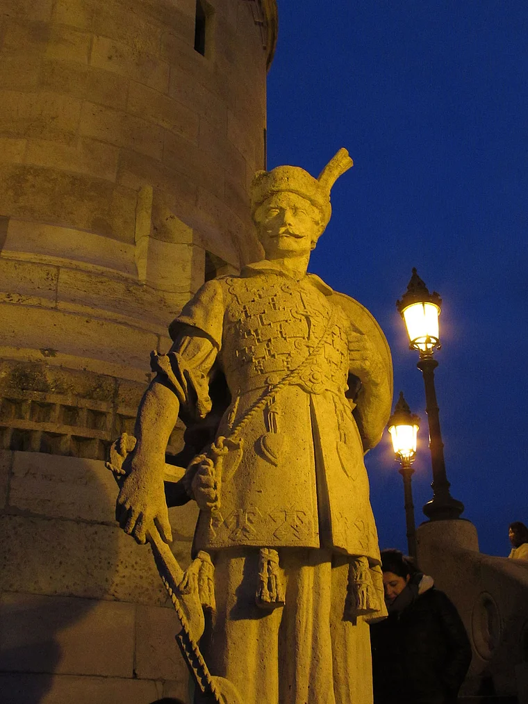 Budapest: Statue an der Fischerbastei