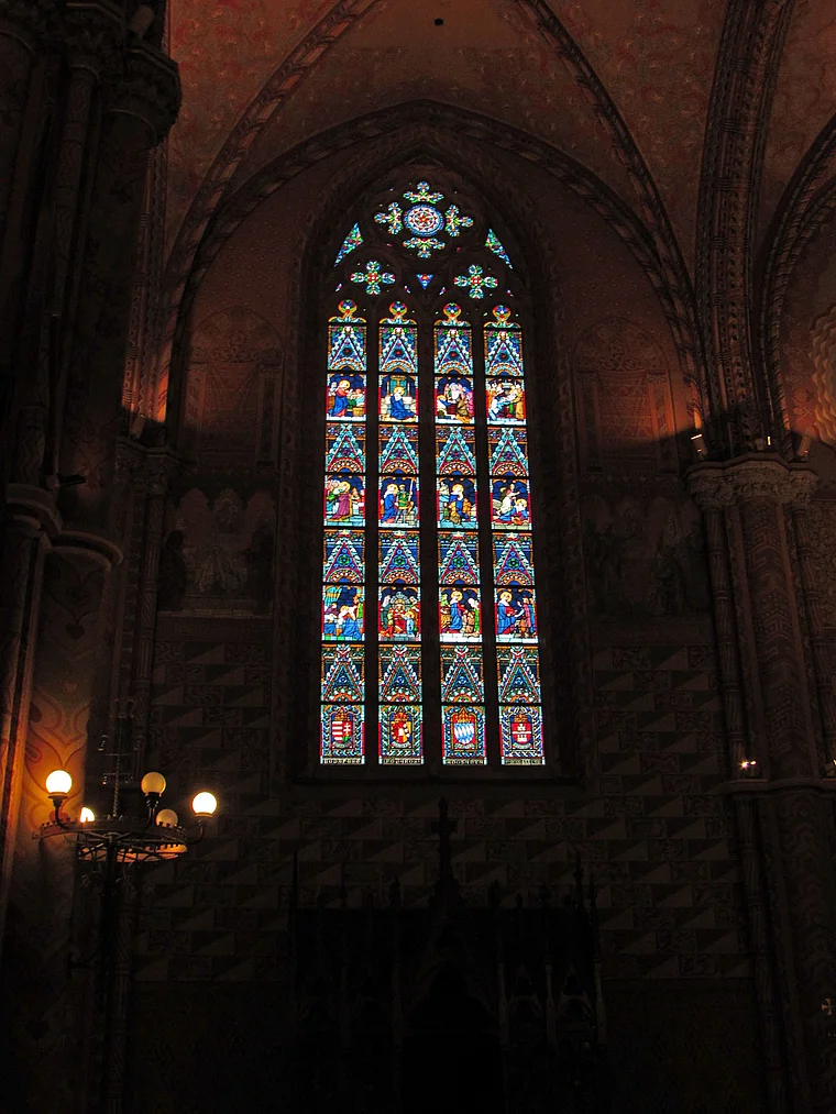 Budapest: Fenster in der Matthiaskirche auf dem Burgberg