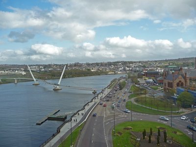 Nordirland Londonderry Peace Bridge von oben