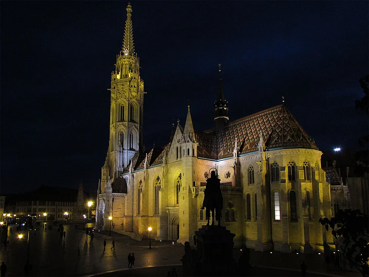 Budapest: Matthiaskirche auf dem Burgberg bei Nacht