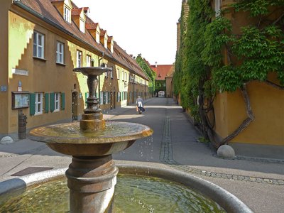 Augsburg Fuggerei Spingbrunnen