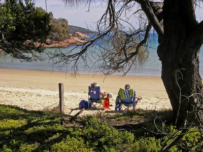 Tasmanien Freycinet National Park Strand mit Paar auf Campingstühlen