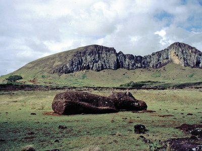Osterinsel liegender Moai