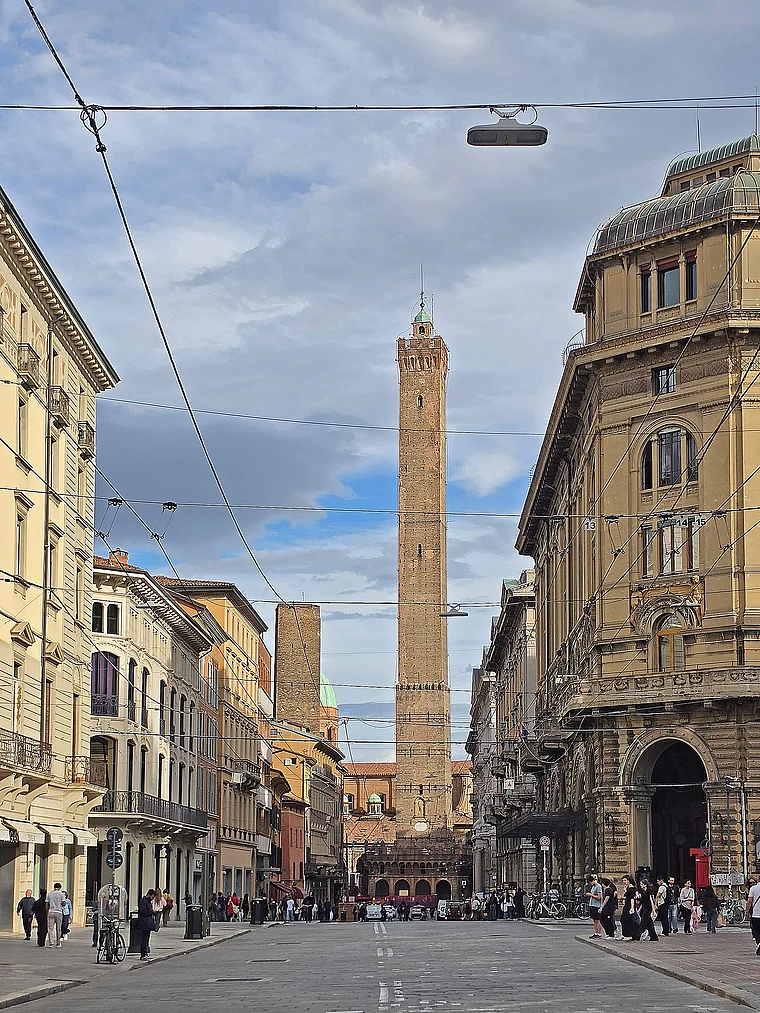 Bologna Via Rizzoli Torre Asinelli