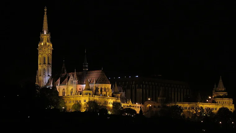 Budapest: Blick auf die Matthiaskirche und die Fischerbastei bei Nacht