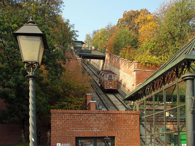 Budapest: Talstation der Standseilbahn zum Burgberg im Stadtteil Buda