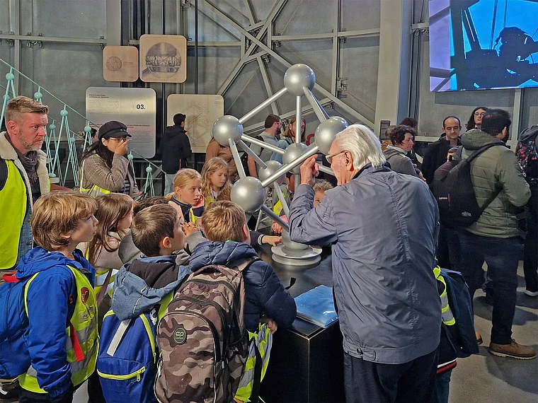 Brüssel Atomium innen Kinder