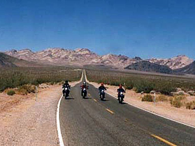 Nevada Wüste Highway mit Motorrädern