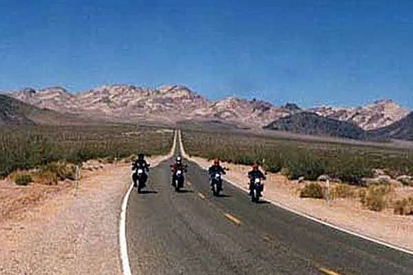 Nevada Wüste Highway mit Motorrädern