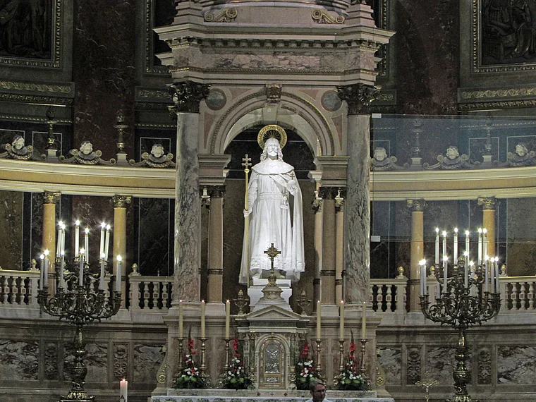 Budapest: Hauptaltar mit Statue von König Stephan I. in der Sankt-Stephan-Basilika
