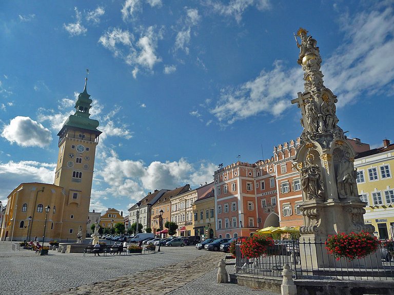 Weinviertel Reth Hauptplatz Rathaus Mariensäule
