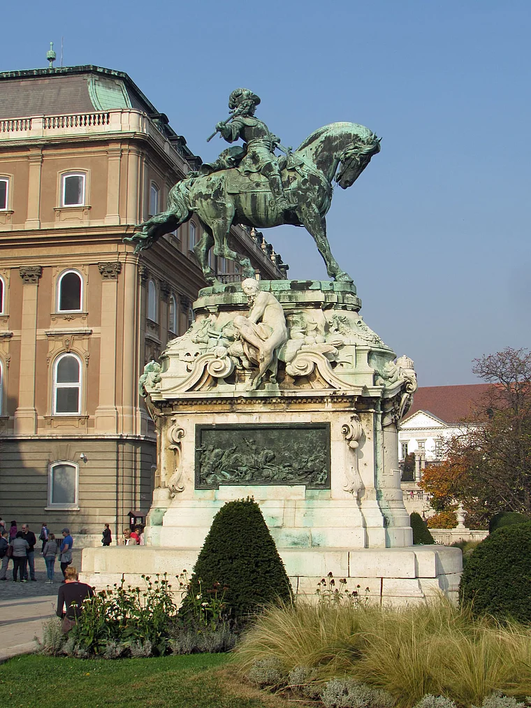 Budapest: Reiterstandbild des österr. Heerführers Prinz Eugen von Savoyen, der die Türken auch aus Ungarn vertrieben hat, vor dem Königspalast