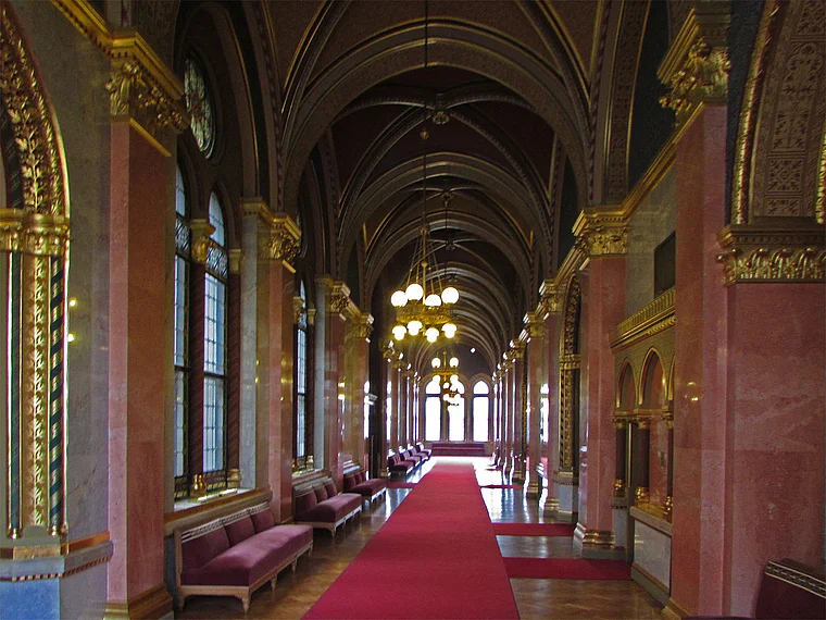 Budapest: Korridor im Parlamentsgebäude
