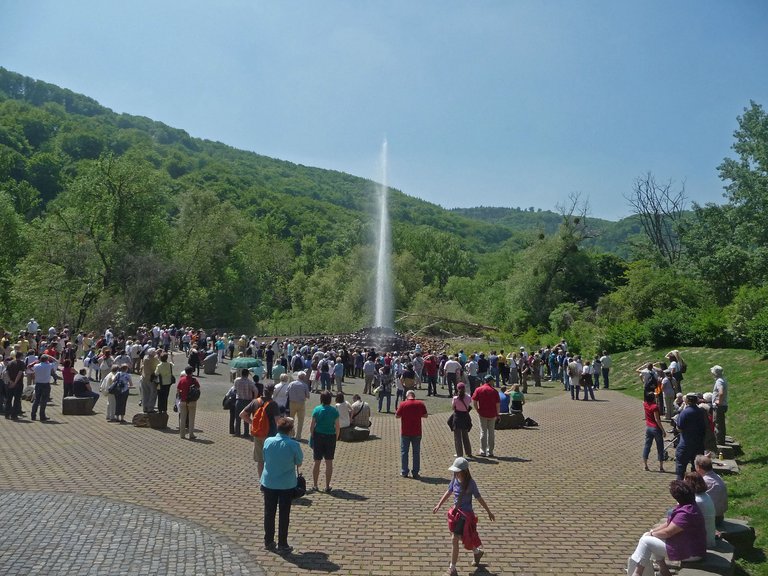 Andernach Geysir Totale mit Publikum